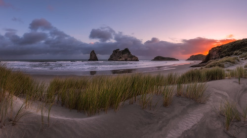 newzealand panorama seascape sunrise dunes nz southisland westcoast wharariki archwayislands leefilters nikond800 lee06gndsoft nikkor160350mmf40 solmetageotaggerpro2