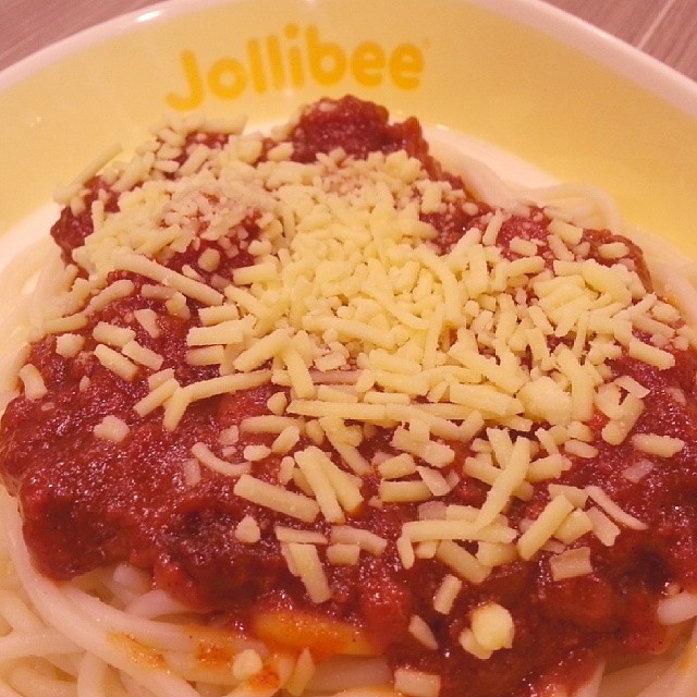 Sa Jollibee bida ang sarap... Lets close the first day of 2014 with fuddee! Buuurp... #Spaghetti #Jollibee #RatedPG #PatayGutom #ChubbyCheeks #HappyTummy #fuddeenixavee
