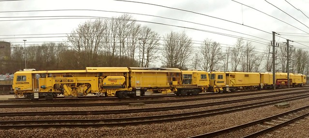 Network Rail DR77906 (left) and Network Rail DR73114
