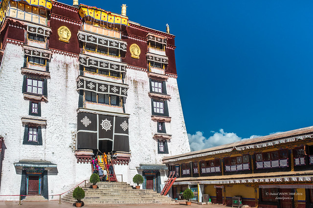 Entrance of Potala Palace布達拉宮 (Tibetan: ཕོ་བྲང་པོ་ཏ་ལ་)