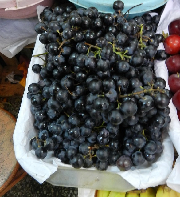 uvas puesto de venta de frutas interior Mercado Central de Lima Perú 08