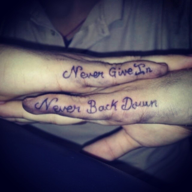 Tatuaje de los dedos never give in, never back down #tatto… | Flickr