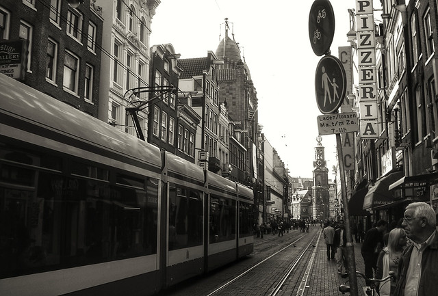Light Train (Amsterdam, Netherlands. Gustavo Thomas © 2007-2013)