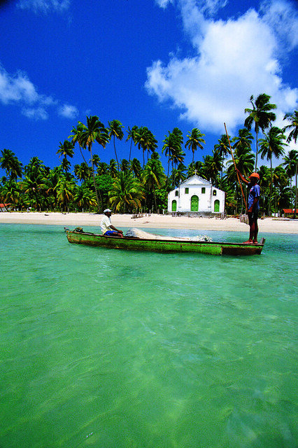 Praia dos Carneiros com a Igrejinha ao fundo