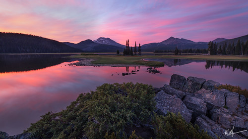 sparkslake landscape nature canon 6d rokinon 14mm oregon sparks lake central forest water sunset pink sky northwest south sister sisters mountain mountains