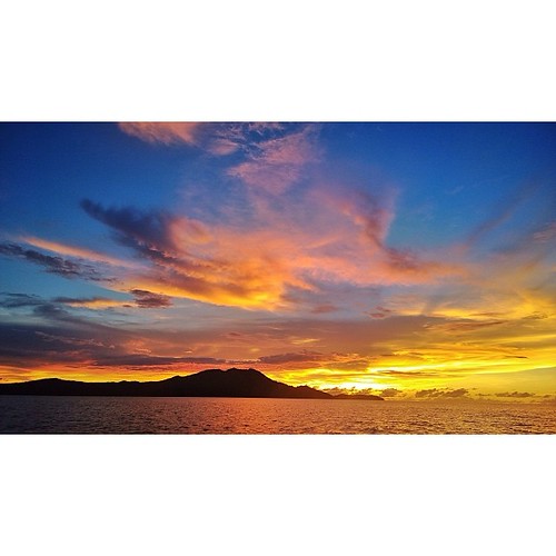 #tamasyahaticm5 bareng @@nokiaindonesia dan @@simpati • After we climb to Wayag and rest in Kawe Island, we move to Bianci Village and Enjoy the sun is going down. So beautiful but we having trouble i by wkbubby, square squareformat iphoneography instagramapp uploaded:by=instagram