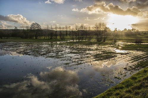 Sunset in the countryside in Brittany by TheCrazyTravel.com, light sky sun lake france reflection evening brittany francia sunet bretaña renac