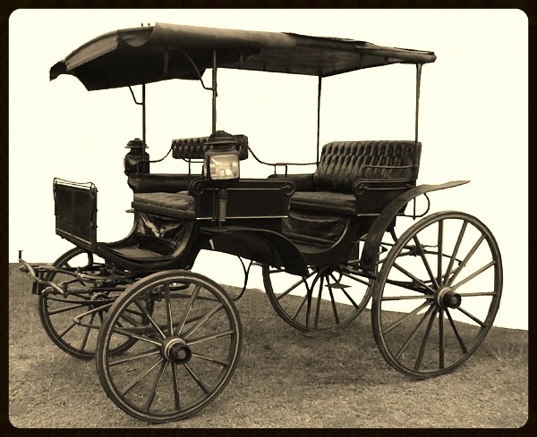 birlocho ministerial, es un coche abierto con capacidad para cuatro pasajeros. Similar al que condujo a Diego Portales el  6 de junio de  1837, se siguen usando para Cuasimodo