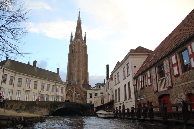 Onze-Lieve-Vrouwekerk from the canal