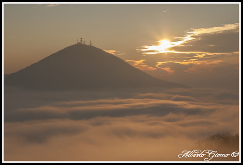 Come fossero scogliere, che emergono dal mare di nebbia. by SolitudeWays., This is my facebook profile:

<a href="http://www.facebook.com/Thatleavesportrays" rel="nofollow">ww