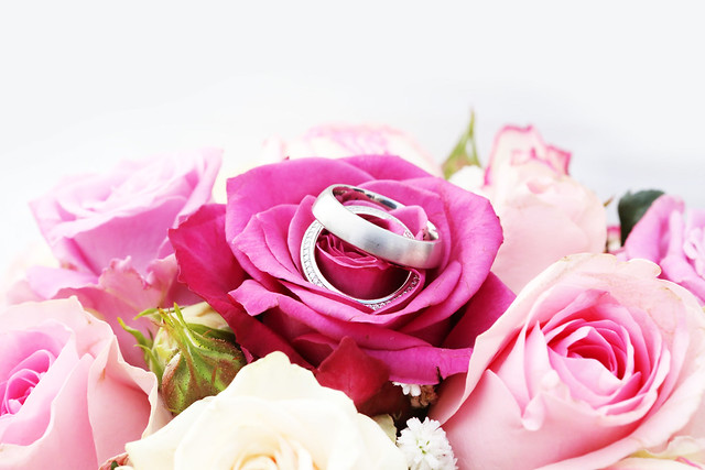 Hochzeitsblumen und Ringe