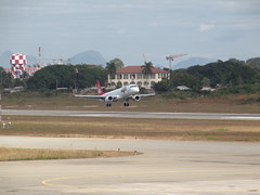 LAM - Embraer 190 "Chaimite", C9-EMC, landing