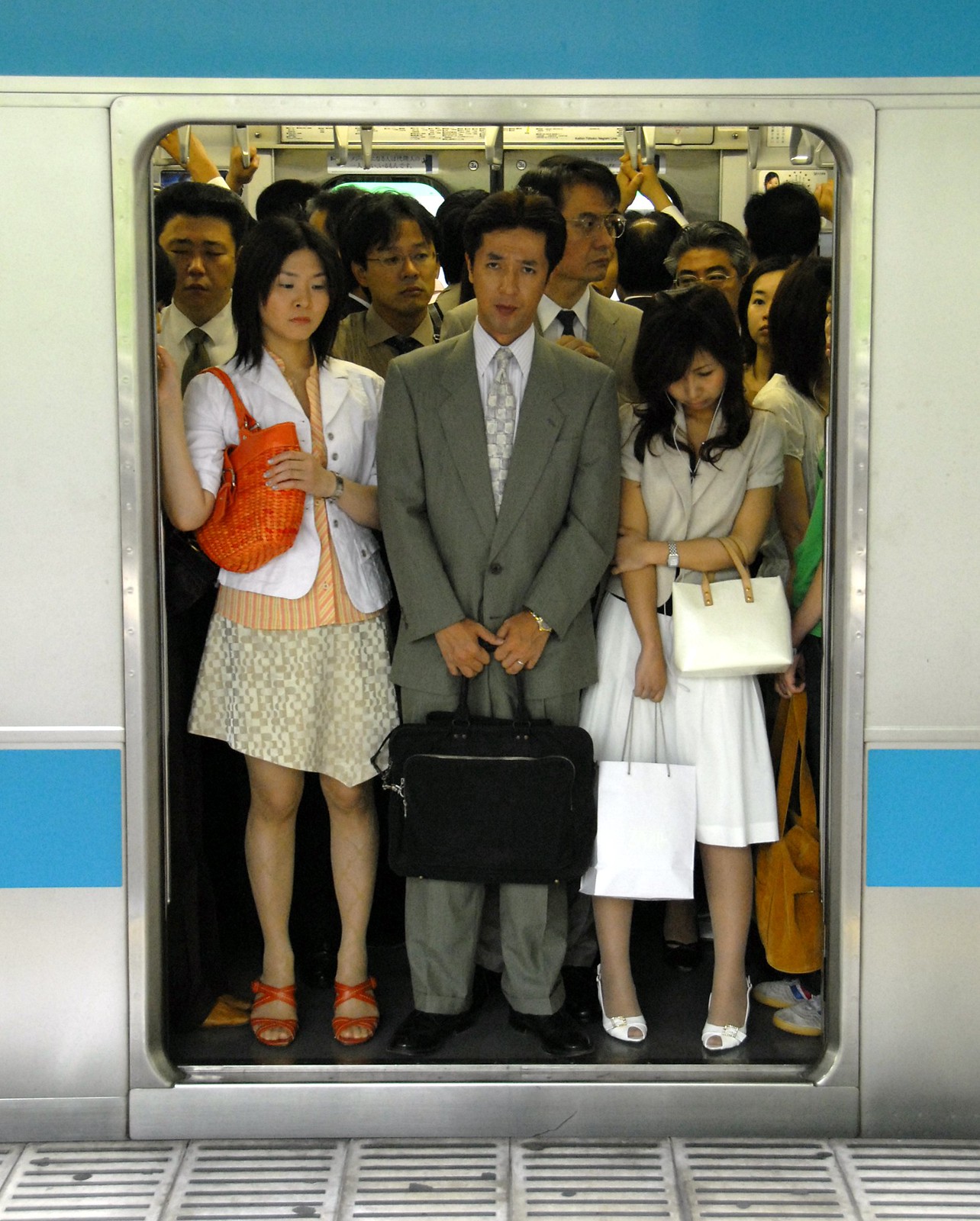 Cos tokyo. Час пик в Корее. Дорама с Subway. Japan Subway. Japan Subway Push.