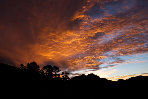 IMG_8920 by Roy Chang 1984, 一早見這樣的火燒雲,有點小小感動,已經很久很久沒有待在高山。這條路線本來是我當兵前可以走完,退伍後逆走因天氣而未竟,但此次確可以在美好的天氣下,完走!一開始的擔心是多餘,伙伴皆是相當能走能聊,只是我變