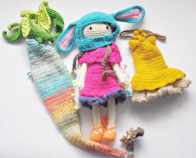Zaxa with her complete outfit  #clouwhimsicaldoll #cloudoll #crochetofinstagram #amigurumipattern #handmadedoll #etsyshopcrochet #crochet