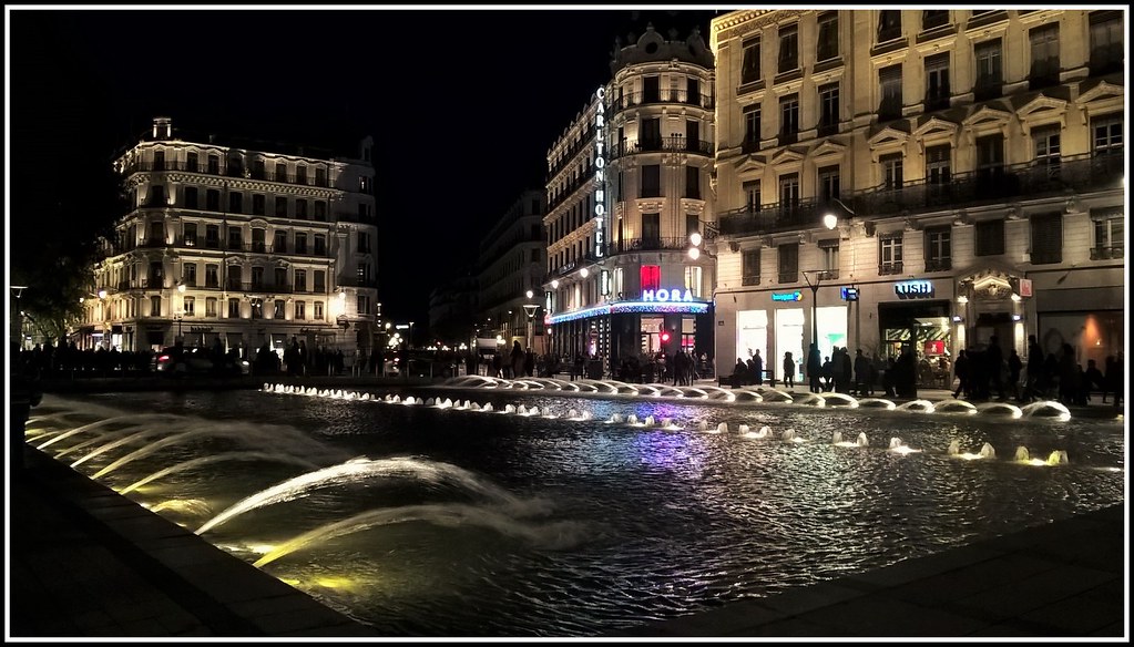 Water in the night (Lyon-France)