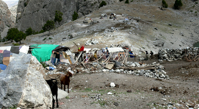 Campement de femmes dans la montagne tadjike