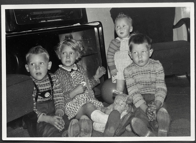 Archiv K035 Geschwister im Wohnzimmer, 1960er
