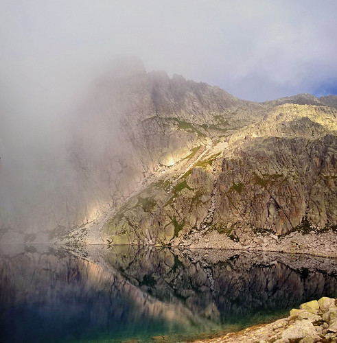lagoalpino riflesso mirroring roccia alpi alps cimadasta trentino nuvola valmalene fog nebbia