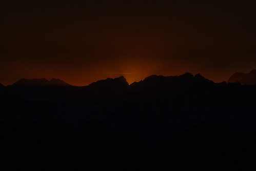 blueflash sunset crepuscularrays red orange black mountain crest summits queyras saintvéran châteaurenard observatory alps france
