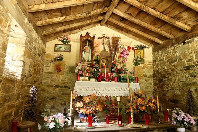 Taramundi, Os Teixois - Interior da Capela de Santo Domingo