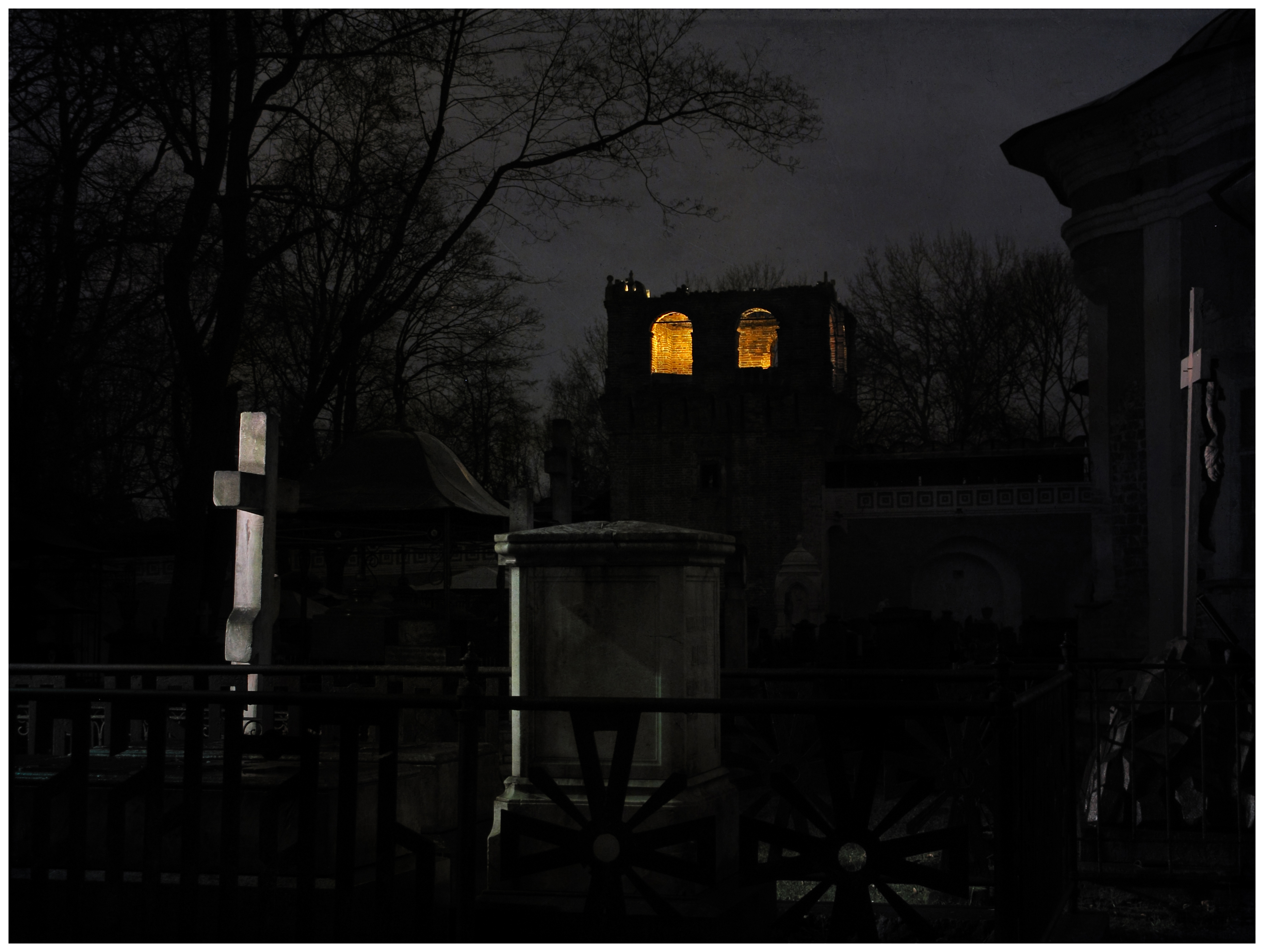 История произошедшая ночью. Ночное кладбище. Кладбище ночью. Страшные вечера. Кладбище полночь.