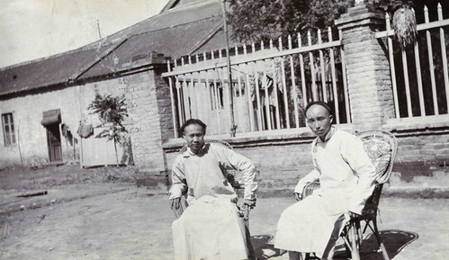 天津海关税务司家里的中国佣人在花园里晒太阳 1903 Tianjin, Commissioner's House