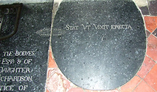 stat ut vixit erecta ('stands erect as he lived')