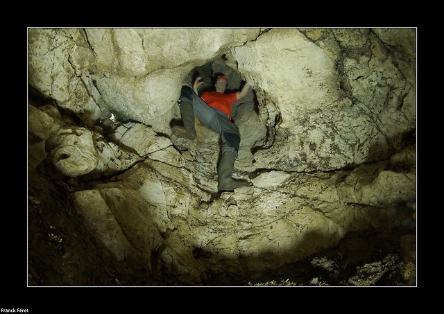 Grotte avec Cheminée en bas de la petite cascade de l'Ourcière - Crouzet Migette