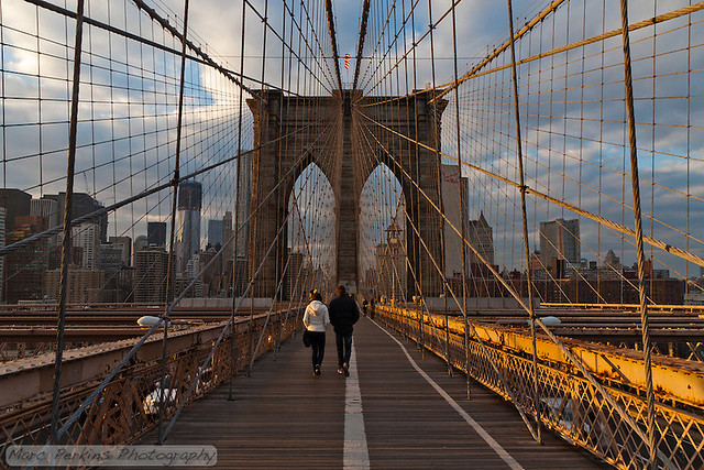 Brooklyn Bridge: sunset couple