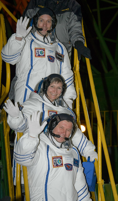 Expedition 50 Crew Board Soyuz (NHQ201611170001)