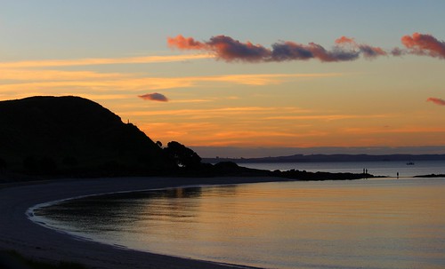 newzealand auckland maraetai sunset beach water sea reflection sky clouds curves pohutukawacoast saariysqualitypictures