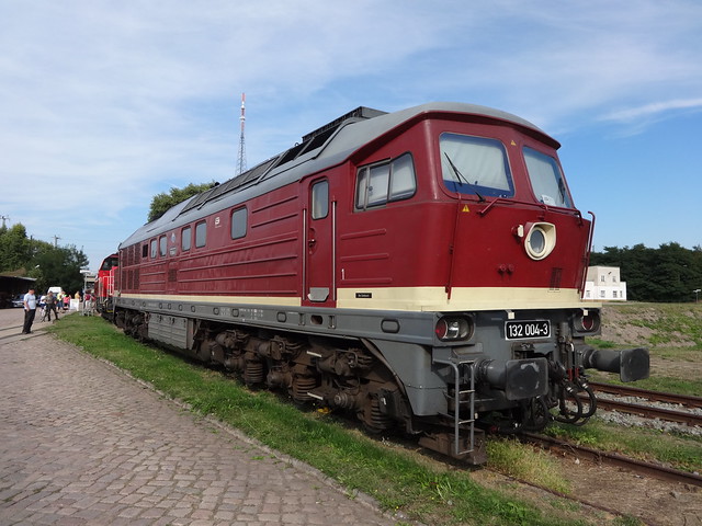 1973 dieselelektrische Lokomotive 132 004-3 (ex 232 004-2) genannt Ludmilla von Lokomotivfabrik Oktoberrevolution in Woroschilowgrad (Lugansk) für Deutsche Reichsbahn Niels-Bohr-Straße in 39106 Magdeburg-Alte Neustadt