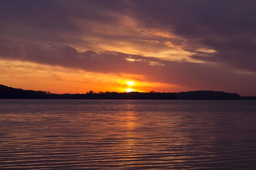 waunakee wisconsin unitedstates governornelsonstatepark statepark goldenhour sunrise sun morning water lakemendota clouds colorful beach beachfront rocks lake dnr