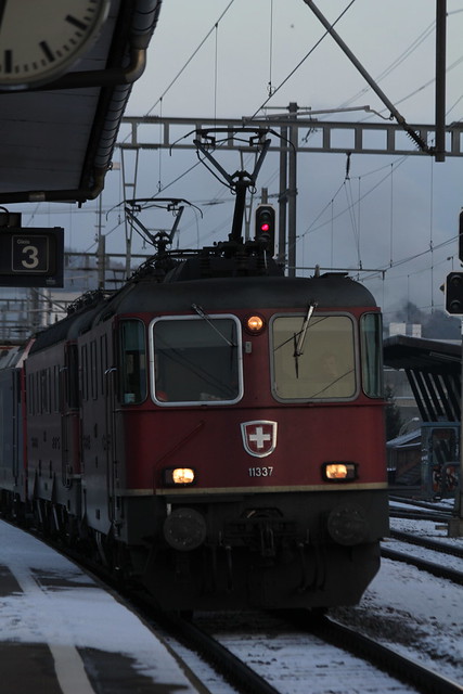 Güterzug mit SBB Lokomotive Re 4/4 II 11337 und Re 6/6 und ... am Bahnhof Ostermundigen bei Bern in der Schweiz