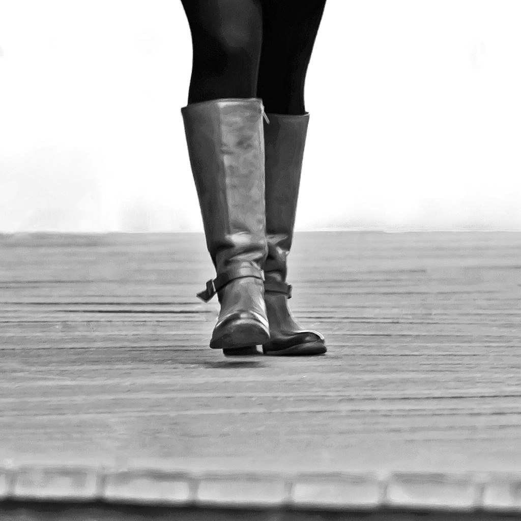 Boots walking the boardwalk | Canon EF 70-300mm IS | Tinpixels | Flickr