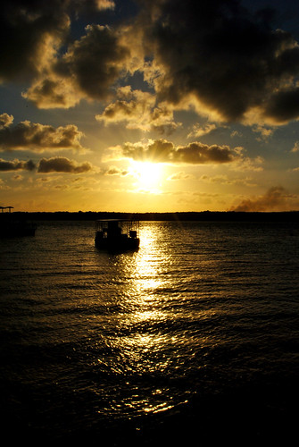Bolero de Ravel - João Pessoa - PB by Eduardo A. Neri, Local lindo para o por-do-sol mais lindo que já vi,,,,

E ainda com um plus, pois tem  um senhor que