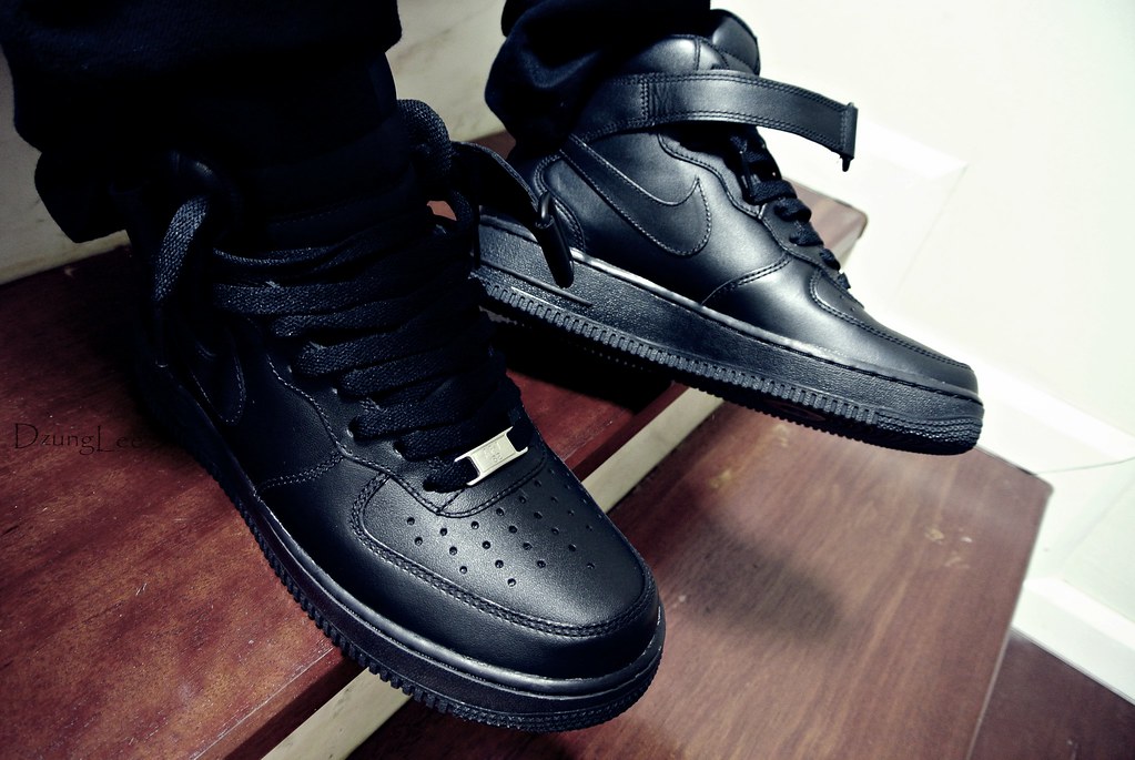 all black air force 1 on feet