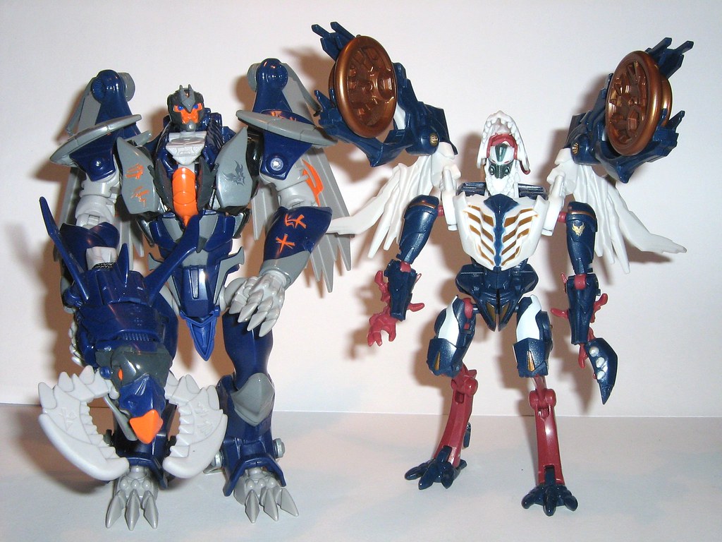 darksteel voyager class and skylynx deluxe class transformers prime beast hunters predacons rising hasbro robot mode with weapons