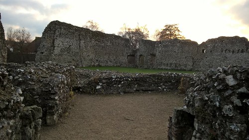 Ruins Eynsford Castle, owned by the Eynsford family until 1312 when they abandoned it following vandalism after an inheritance dispute.