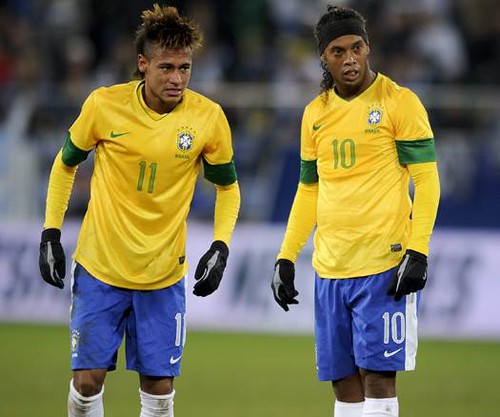 FBL-BIH-BRA-FRIENDLY, Brazil's forward Ronaldinho (R) stand…