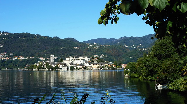 Isola San Giulio mit der Basilika des Schutzheiligen befindet.