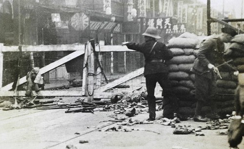 上海第三次工人武装起义当天 22／03／1927 Shanghai 公共租界（浙江北路）的警察和军人设置路障保卫租界，向企图闯入租界的工人武装射击。