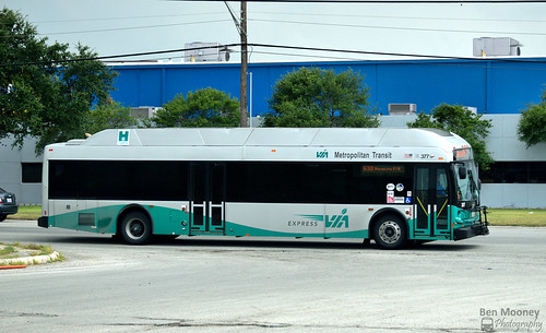 viametropolitantransit bus sanantonio texas newflyer de40lfr restyle express hybrid green nikon d5300 2016