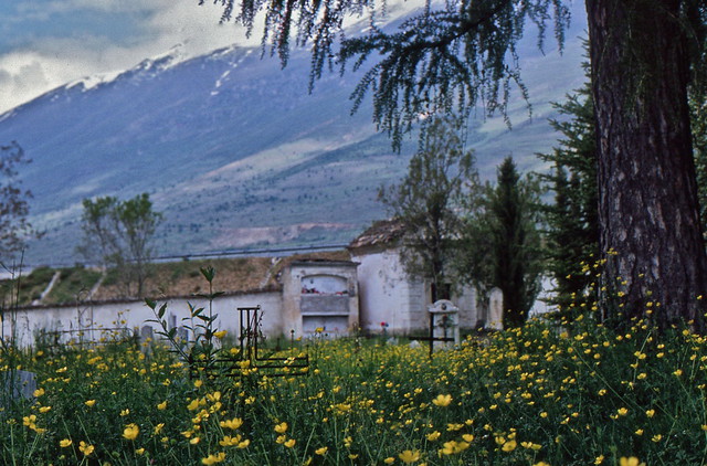 Un remoto cimitero di montagna; Abruzzo, tanto tempo fa...