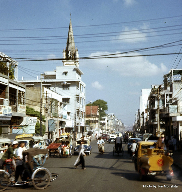Saigon May 1972 - Photo by RetiredInFremont -The streets of Saigon - Đường Hai Bà Trưng, nhà thờ Tân Định