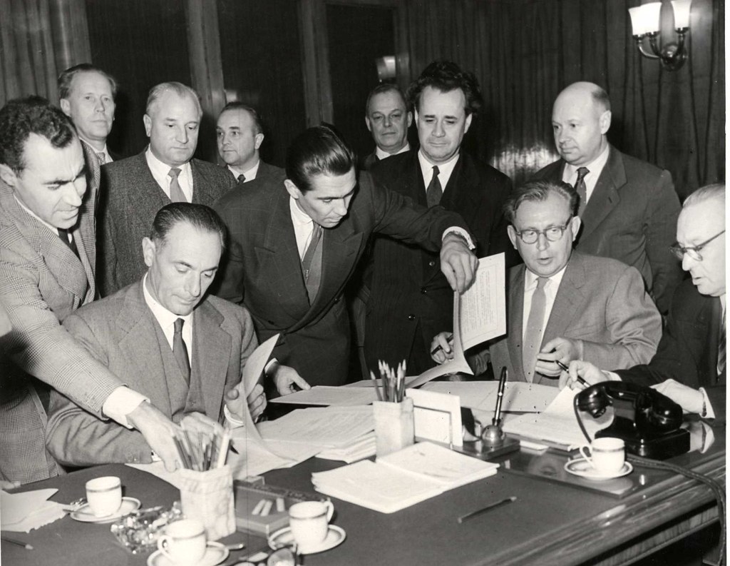 Enrico Mattei firma accordi Eni - URSS