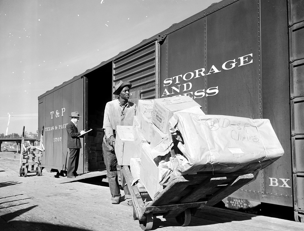 [Worker Transporting Packages, Texas & Pacific Railway Company]
