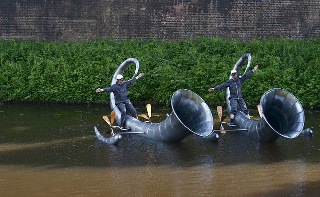 Hieronymus Boschparade. Drijvende hoorns met balancerende bepelers