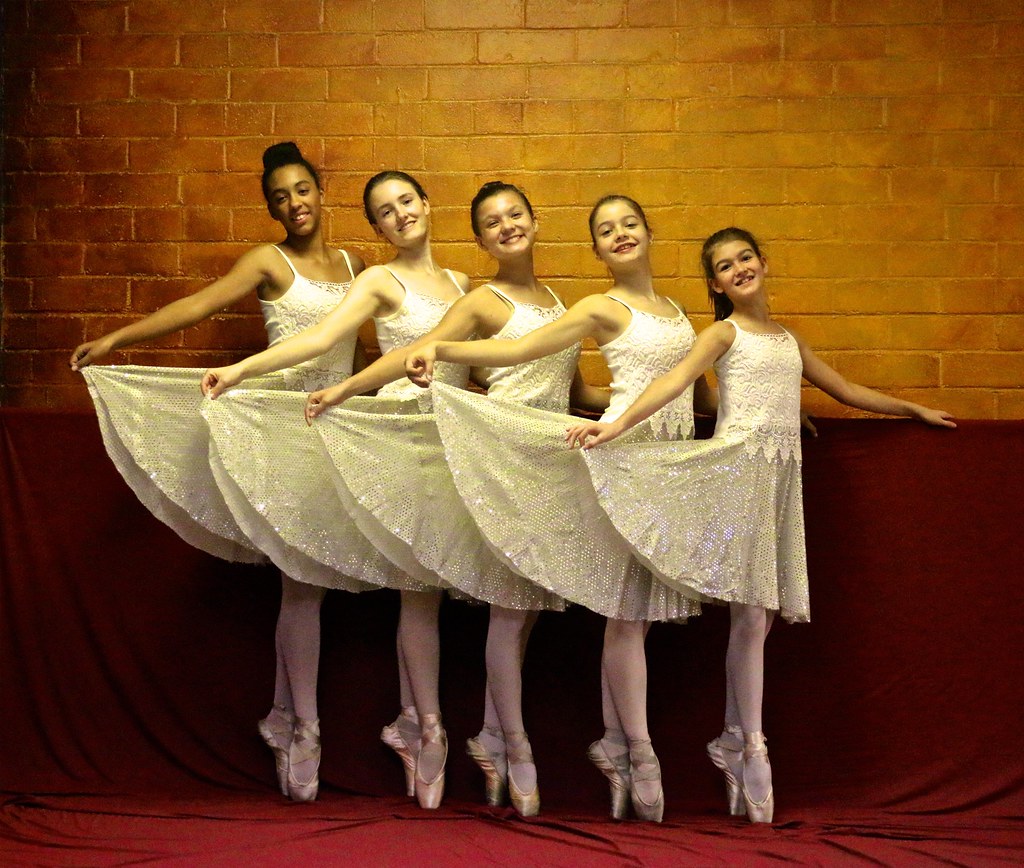 Young Ballet Dancers En Pointe In White
